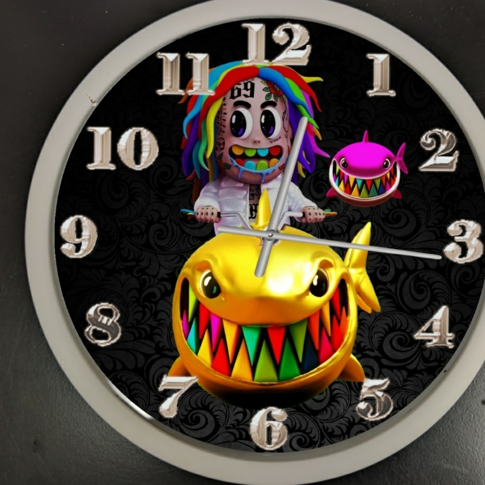 Tekashi on gold shark clock - Picture 2 of 3